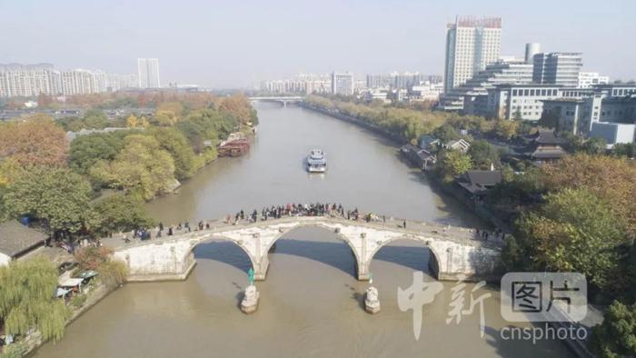 图为游人聚集拱宸桥,大运河展现新活力。活动主办方供图