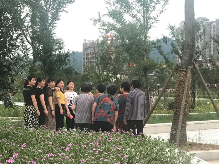 即将离开小镇的“毕业班”陪读妈妈,聚在一起拍照留念