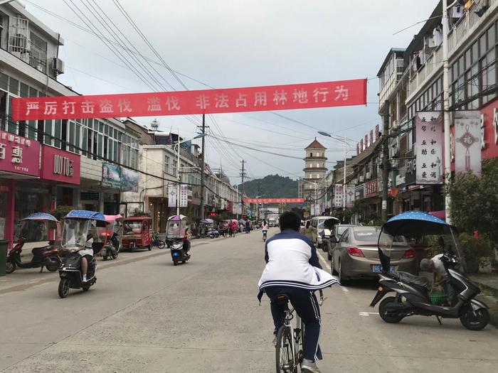 受疫情影响,毛坦厂镇今年禁止送考活动,街头也难觅鼓励高考生的标语