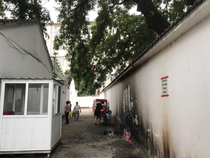 学校围墙旁的“神树”下,仍有家长烧香祈福