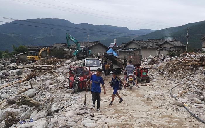 冕宁特大暴雨中的大堡子村：河流改道，山石砸毁民房