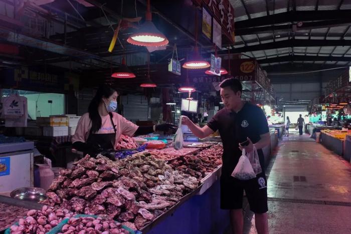 我在埠西海鲜市场待了一整天，拍下了这样的一幕