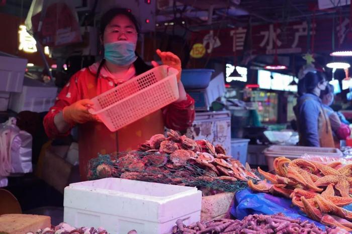 我在埠西海鲜市场待了一整天，拍下了这样的一幕