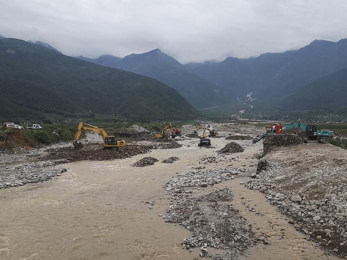 冕宁特大暴雨中的大堡子村：河流改道，山石砸毁民房