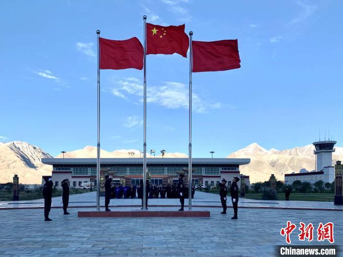 图为西藏阿里昆莎机场举行活动纪念安全运行10周年。 周航 摄