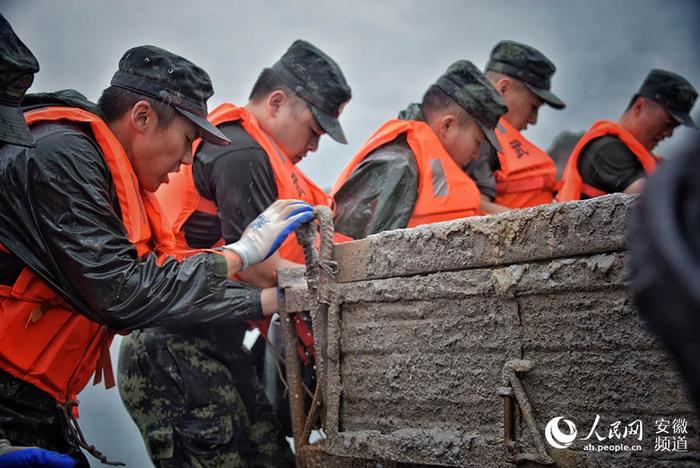 激战杨塘圩 武警官兵冒雨抢险塌方河堤