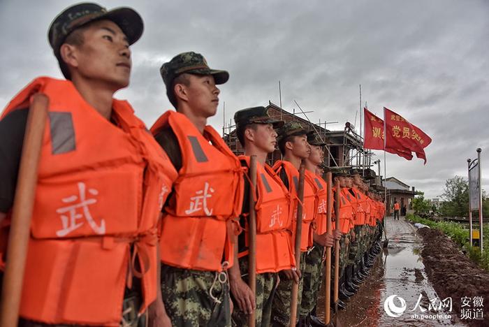 激战杨塘圩 武警官兵冒雨抢险塌方河堤