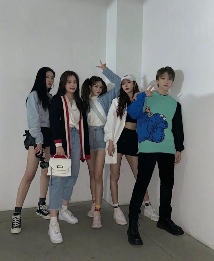 女孩们的短袜球鞋搭配