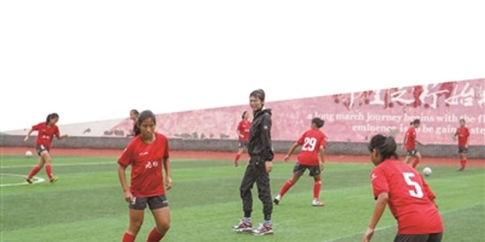 考不上大学就去踢足球吗,考不上大学还有出路吗