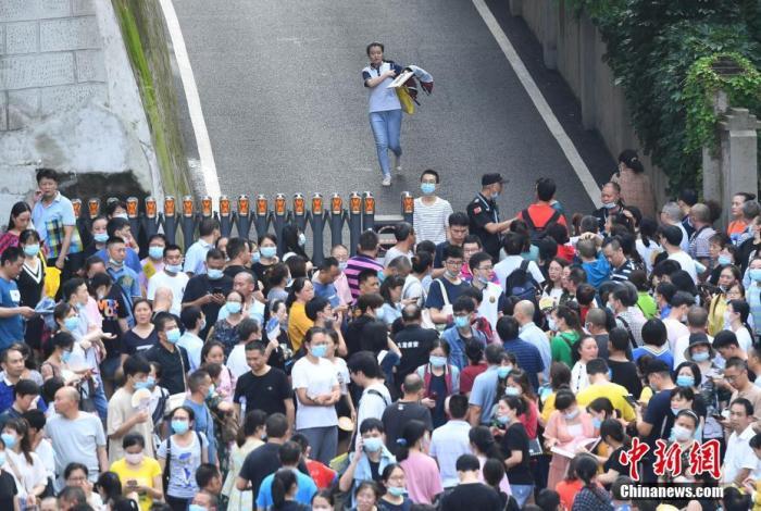 资料图:7月8日,重庆育才中学考点,考生结束考试后跑出考场。 中新社记者 陈超 摄