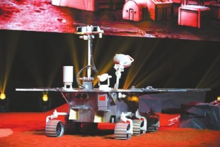 中国首次火星探测任务天问一号1:1火星车正式亮相。
