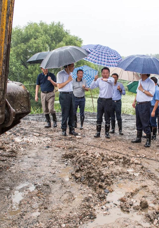 “不惜一切措施！不留一处隐患！”虞爱华冒雨再赴中垾联圩督导抗洪抢险