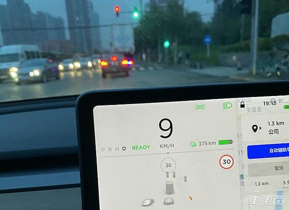 晚间测试特斯拉红绿灯识别能力