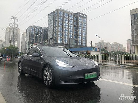 雨天测试特斯拉的红绿灯识别效果