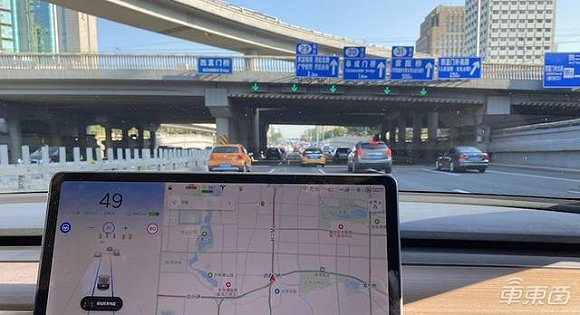 特斯拉可以轻松识别5个车道信号灯