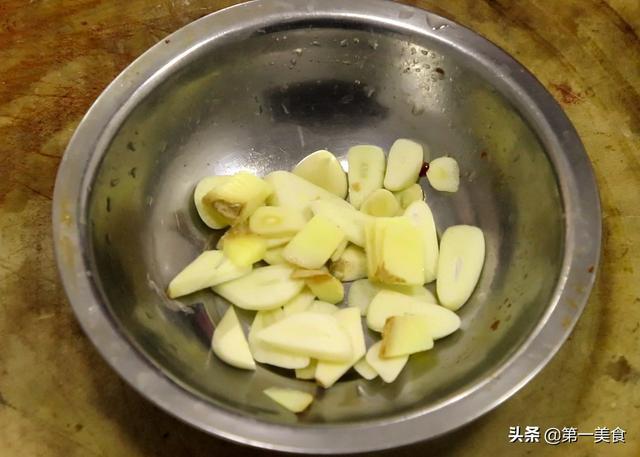 厨师长教你做“干锅杂菌”,这做法简单易学,越吃越香越入味