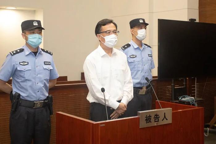 上海松江区原副区长陈小锋受贿七百余万元，一审获刑七年
