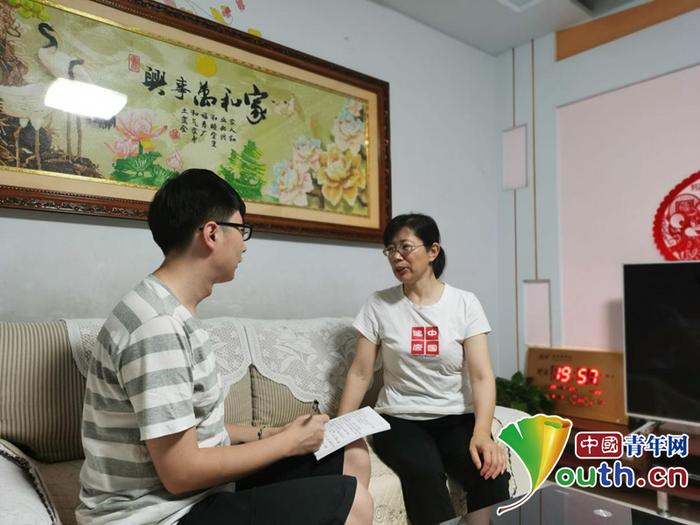 山西省大同市广灵县第三中学美术老师魏建峰接受采访。中国青年网通讯员 杨灵芝 摄