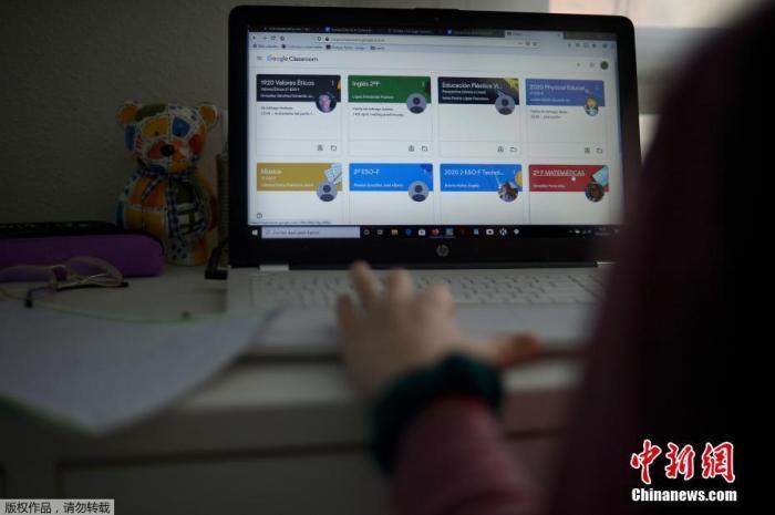 资料图:疫情之下,在西班牙塞维利亚,14岁的小女孩开始她的网课学习。