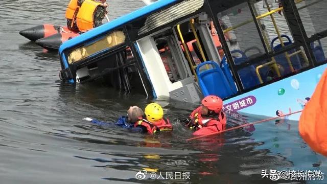 痛心！贵州一载有高考生的公交车坠湖已致21人死亡