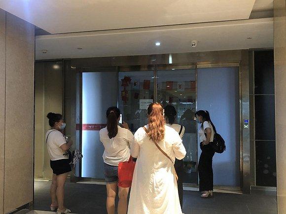 位于华润广场A座15楼的耀正公司办公室大门紧闭 图片来源:曹钰 摄