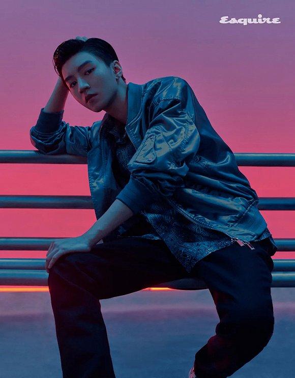 墨蓝色反光夹克、黑色长裤、Logo 印花衬衫 Dior