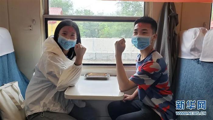 ▲7月6日,在内蒙古自治区呼伦贝尔市鄂伦春自治旗的大杨树站,考生在“高考专列”内为自己打气加油。新华社发
