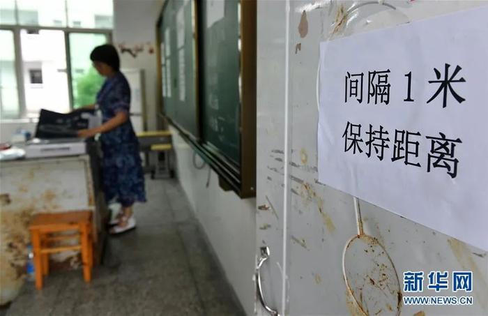 ▲7月6日,在湖北省宜昌市秭归县第二高级中学考点,监考教师在布置考场。新华社发(王辉富 摄)
