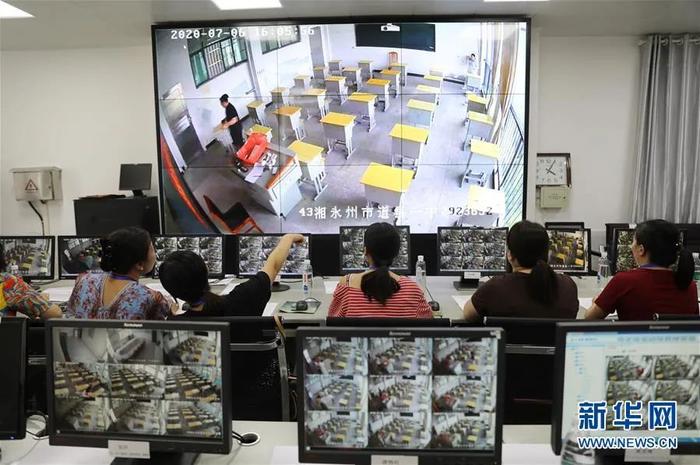▲7月6日,湖南省永州市道县第一中学考点的工作人员在调试监控设备。新华社发(何红福 摄)