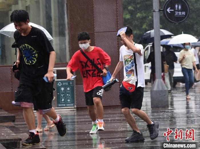 图为7月7日重庆主城突降暴雨,市民在雨中奔跑。 周毅 摄