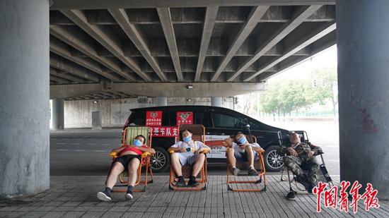 车队在作业间隙休息,右一为虎哥。