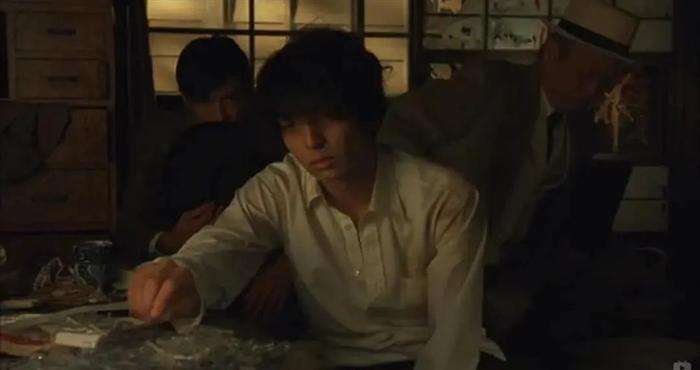 ▲根据太宰治同名原著改编的电影《人间失格》(2010)剧照。