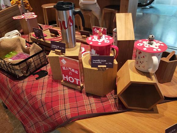 Tims在门店售卖周边产品(来源:元气资本)