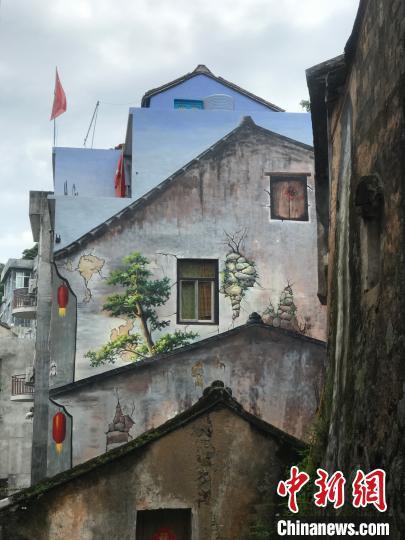 图为温州苍南霞关老街上以蓝色为基底的壁画 江杨烨 摄