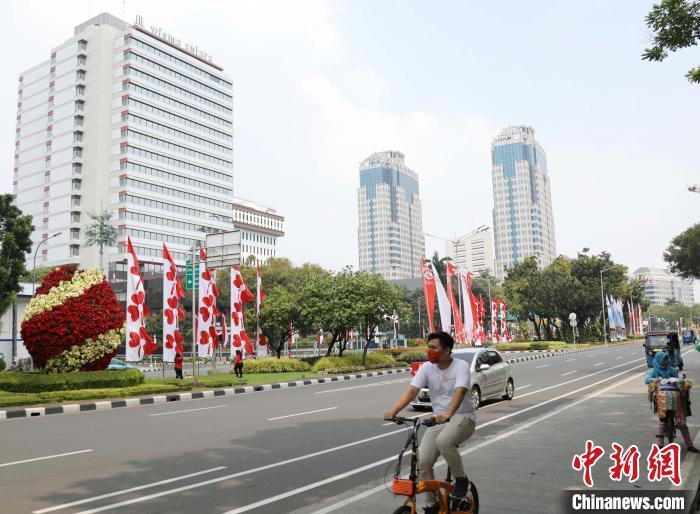 图为雅加达省府大道的国庆装饰。 林永传 摄