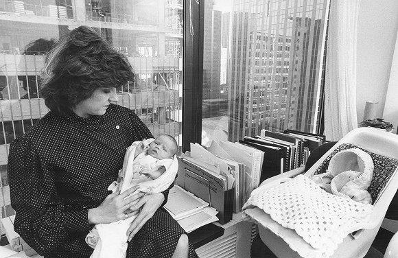 多伦多大都会警察委员会女性成员带着孩子上班,摄于1983年。图片来源Ron Bull/Toronto Star, via Getty Images