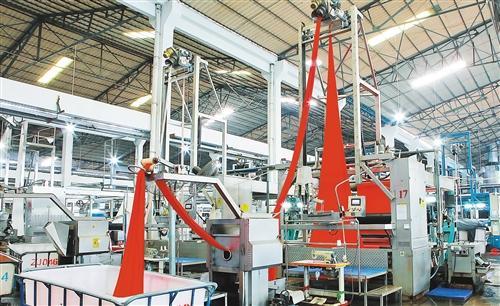 长丰面料工厂应用数字化管理实现了面料生产快速反应。 本报记者 郑 杨摄
