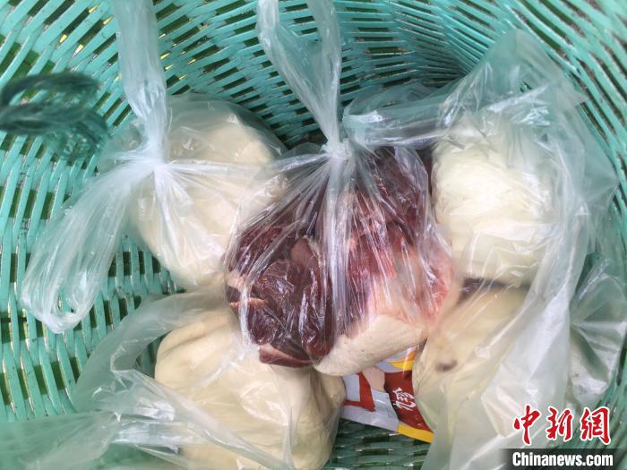 梅代凤的“菜篮子”。 吴兰 摄