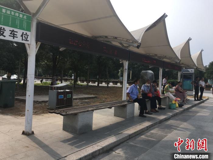 万佛湖公交换乘中心,乘客正在等公交中。 吴兰 摄