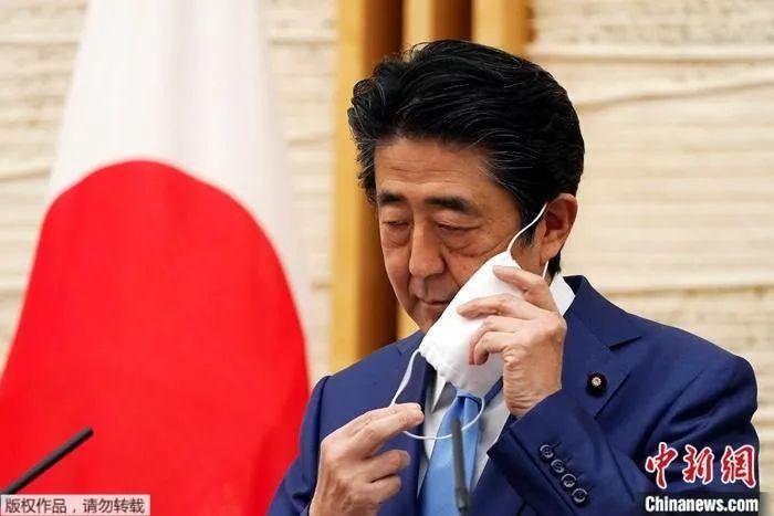资料图:新冠疫情期间的日本首相安倍晋三。