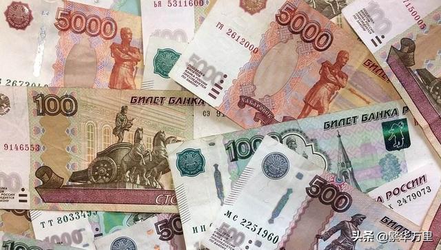 苏联的卢布，80年代比美元更值钱，为何贬值了几万多倍？