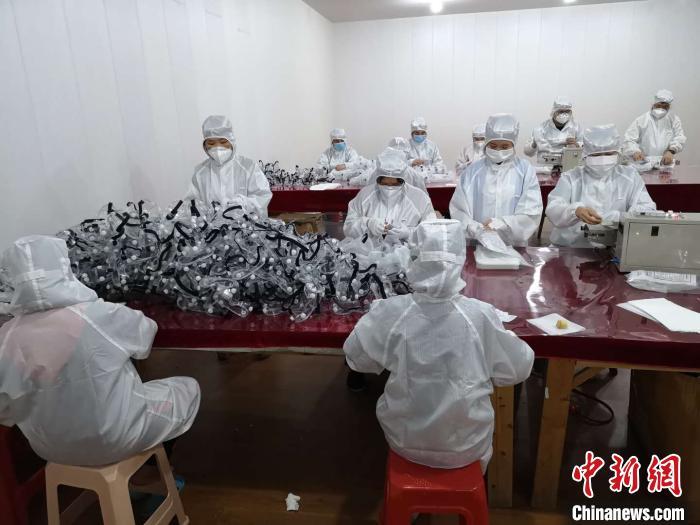 浙江临海眼镜企业“抱团取暖”转产防护镜。 范宇斌 摄
