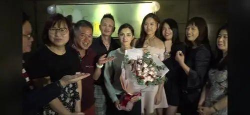 谢嘉怡与家人庆功(TVB娱乐新闻台截图)