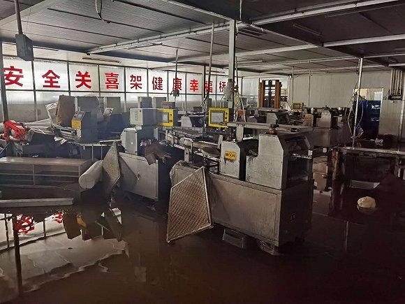 吴斌的食品厂被洪水侵袭后。受访者供图。