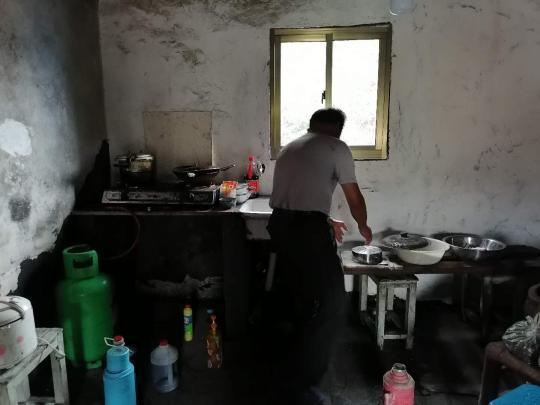 岑刚灿的父母感情不好,父亲独自住在高处的破屋里。