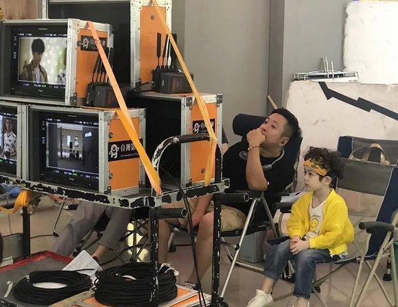 黎志与剧中可爱小卷的扮演者周嘉诚