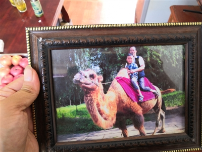 李俊儒家里摆放着他和小顺的合照