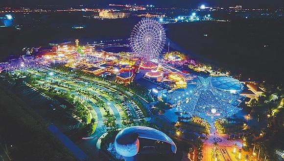 主打夜间旅游的三亚海昌不夜城。图片来源:海南日报 封烁/摄