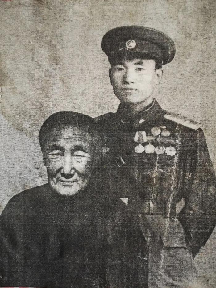 ▲青年李相玉(右)和母亲(受访者供图)