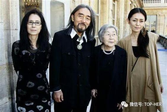 图注:山本耀司和母亲富美